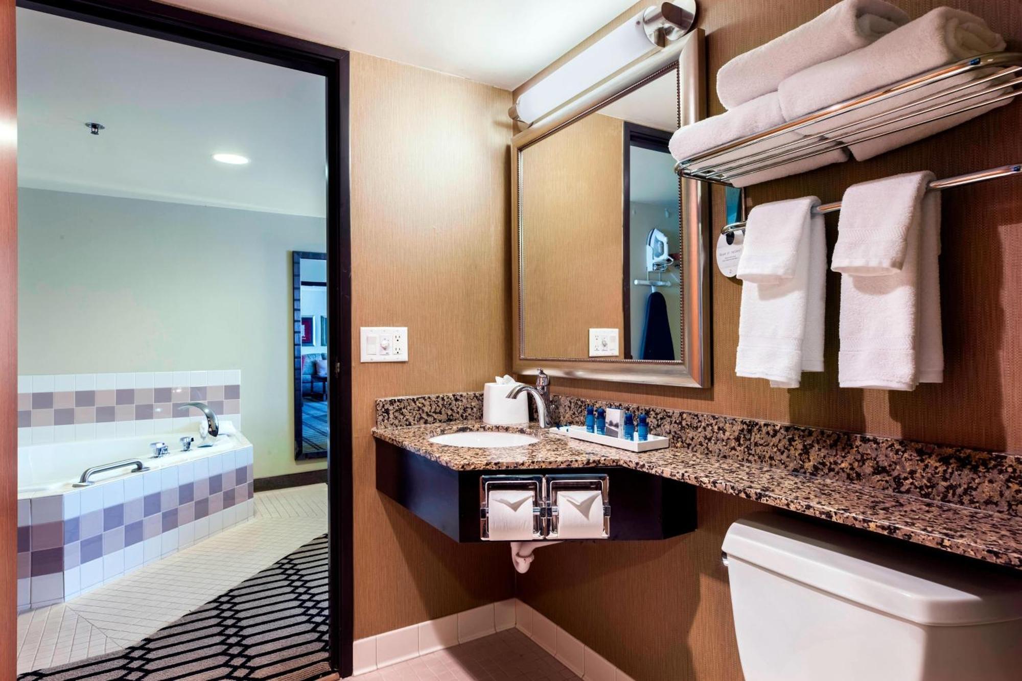 Delta Hotels By Marriott Фарго Екстериор снимка